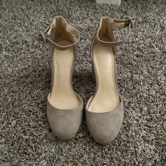 Heels - Picture 5 of 7